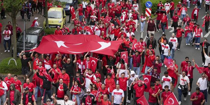 Dortmund'da Türk taraftarlardan şov! Her yer kırmızı-beyaz oldu 9