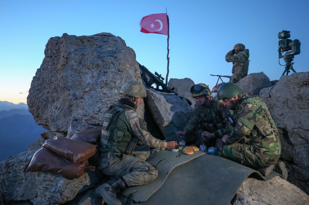 İlk iftarı sınırdaki Mehmetçik açtı 1