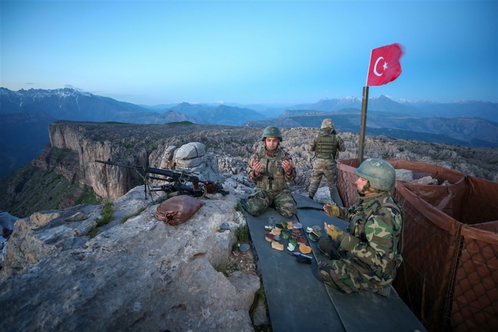 İlk iftarı sınırdaki Mehmetçik açtı 2