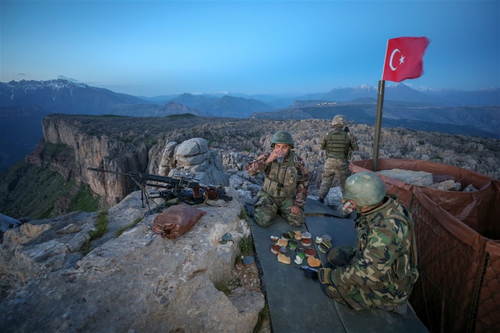 İlk iftarı sınırdaki Mehmetçik açtı 27