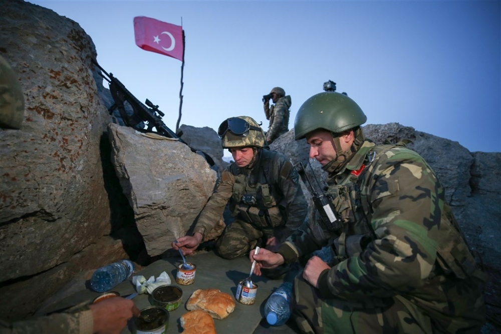 İlk iftarı sınırdaki Mehmetçik açtı 32