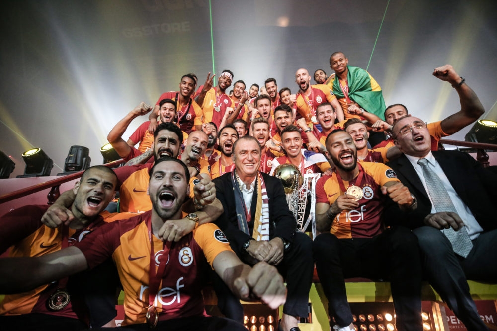 Galatasaray 21. Şampiyonluk Kupası’nı kaldırdı 1