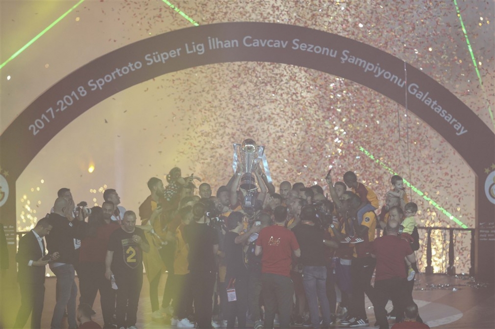 Galatasaray 21. Şampiyonluk Kupası’nı kaldırdı 11