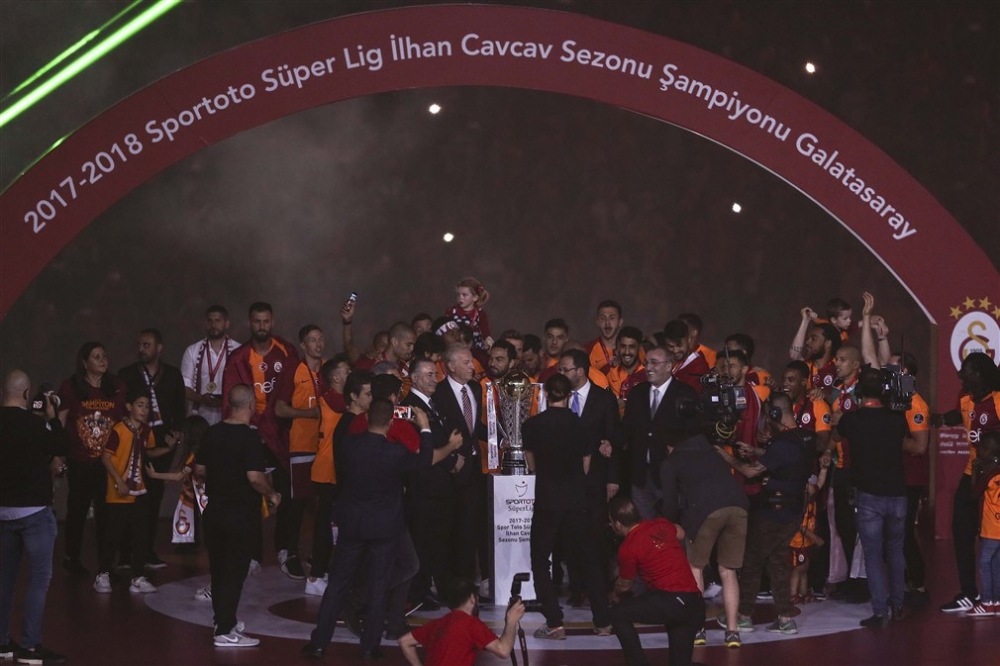 Galatasaray 21. Şampiyonluk Kupası’nı kaldırdı 12