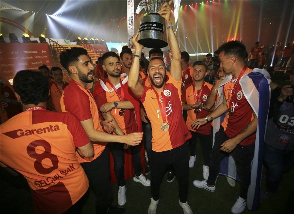 Galatasaray 21. Şampiyonluk Kupası’nı kaldırdı 13