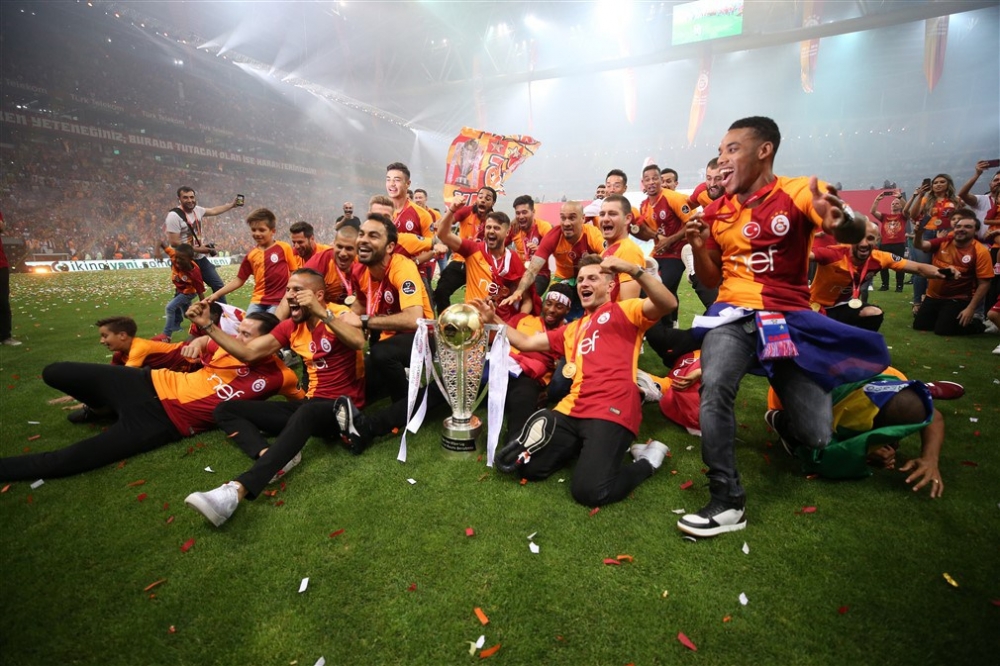 Galatasaray 21. Şampiyonluk Kupası’nı kaldırdı 14