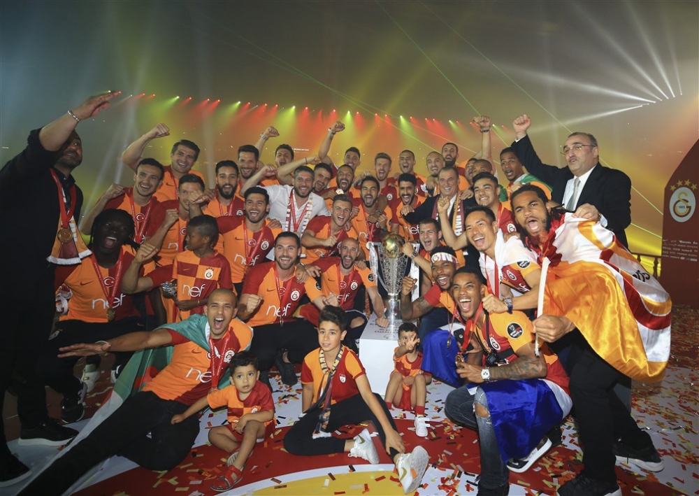 Galatasaray 21. Şampiyonluk Kupası’nı kaldırdı 25