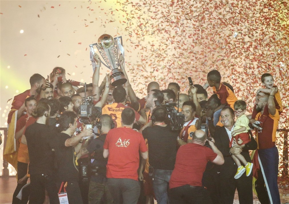 Galatasaray 21. Şampiyonluk Kupası’nı kaldırdı 27