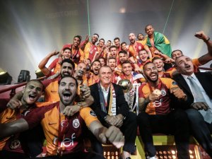 Galatasaray 21. Şampiyonluk Kupası’nı kaldırdı