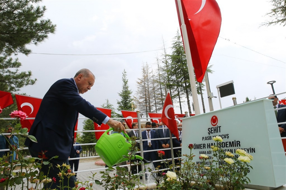 Erdoğan Ömer Halisdemir’in kabrini ziyaret etti 10