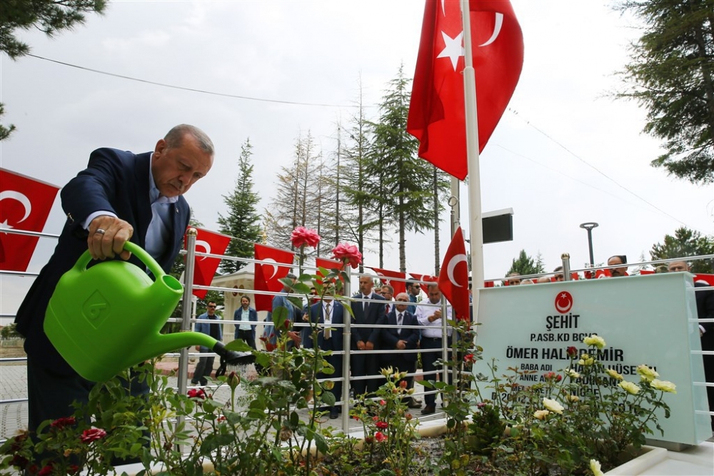 Erdoğan Ömer Halisdemir’in kabrini ziyaret etti 11