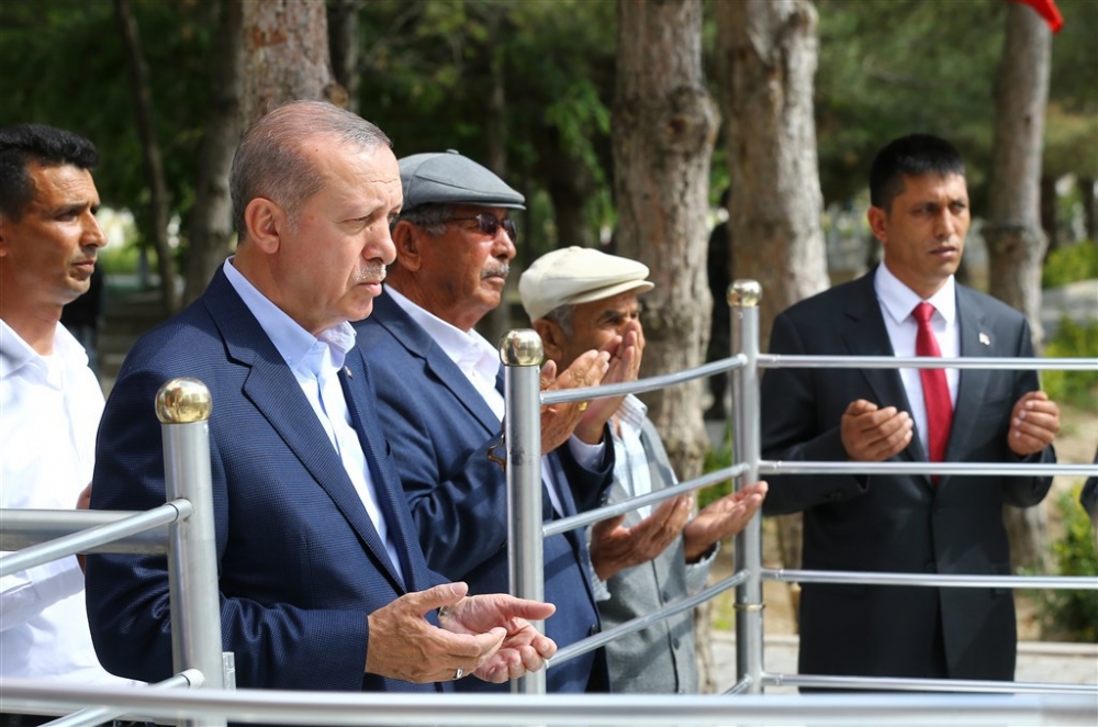 Erdoğan Ömer Halisdemir’in kabrini ziyaret etti 13