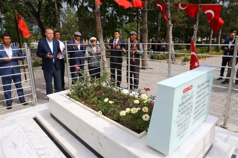 Erdoğan Ömer Halisdemir’in kabrini ziyaret etti 14