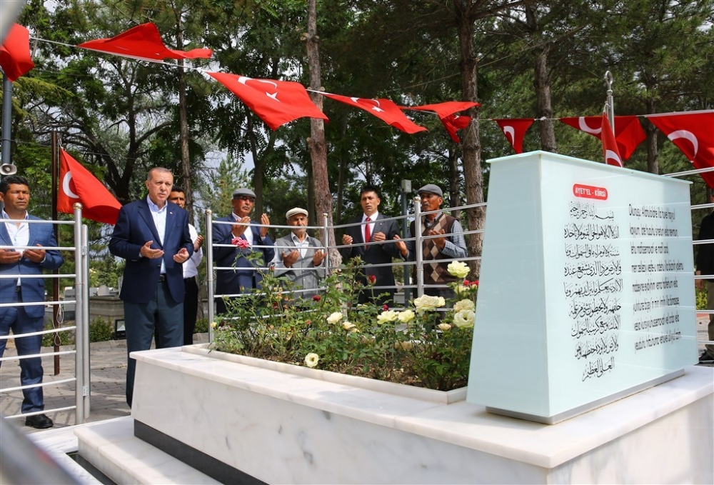 Erdoğan Ömer Halisdemir’in kabrini ziyaret etti 15