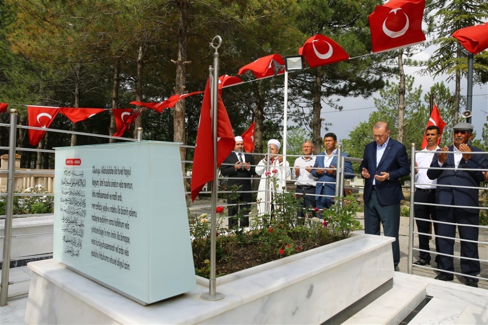 Erdoğan Ömer Halisdemir’in kabrini ziyaret etti 16