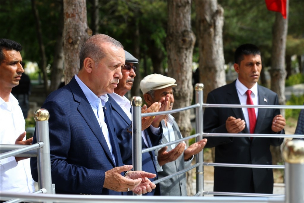 Erdoğan Ömer Halisdemir’in kabrini ziyaret etti 2