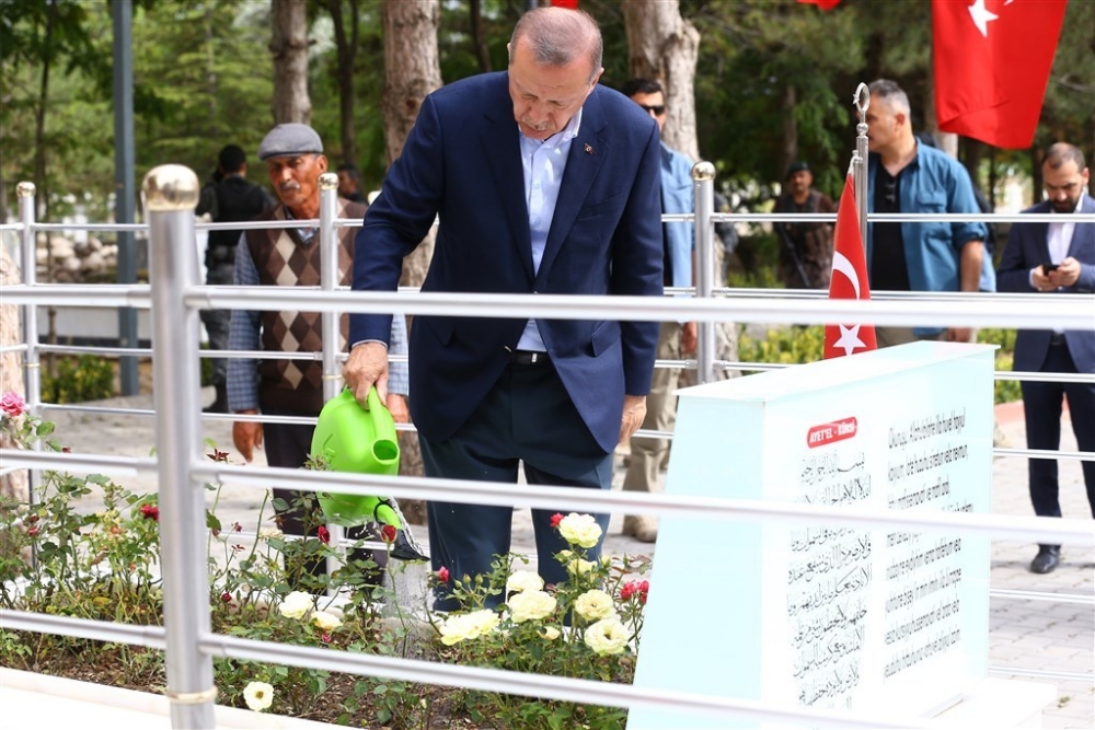 Erdoğan Ömer Halisdemir’in kabrini ziyaret etti 3