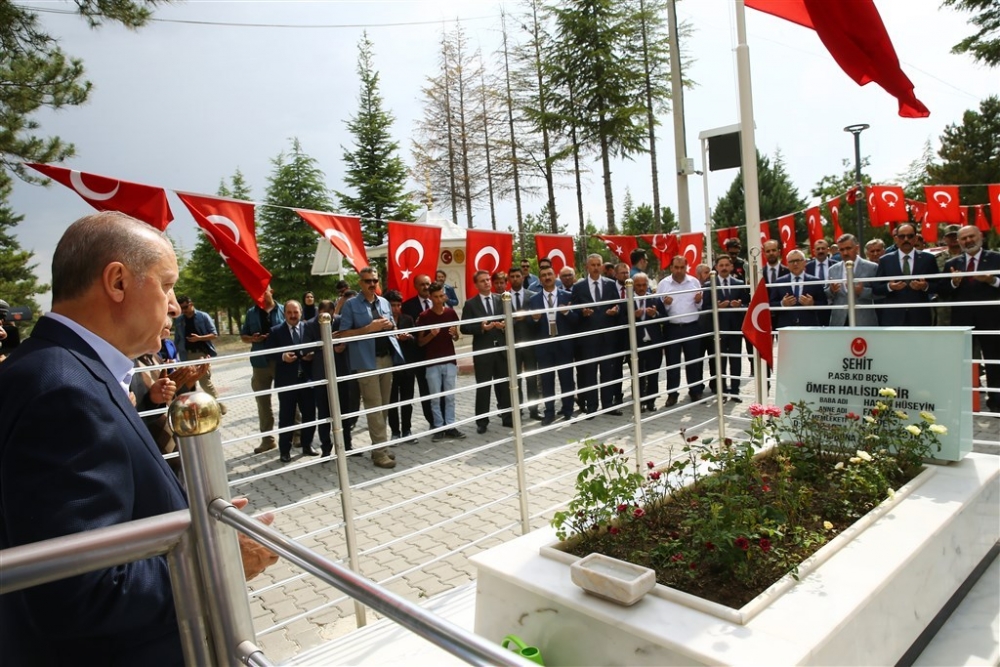 Erdoğan Ömer Halisdemir’in kabrini ziyaret etti 6