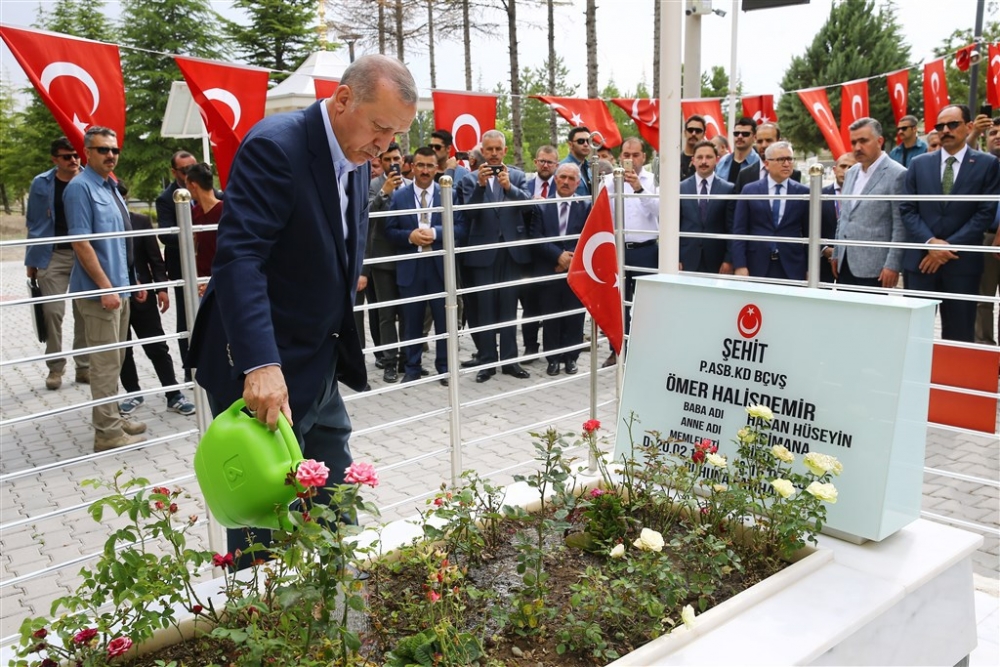 Erdoğan Ömer Halisdemir’in kabrini ziyaret etti 8
