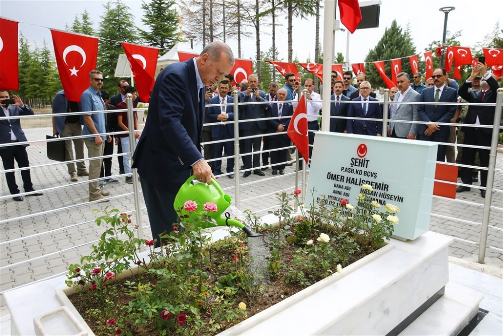 Erdoğan Ömer Halisdemir’in kabrini ziyaret etti 9