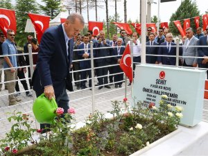 Erdoğan Ömer Halisdemir’in kabrini ziyaret etti