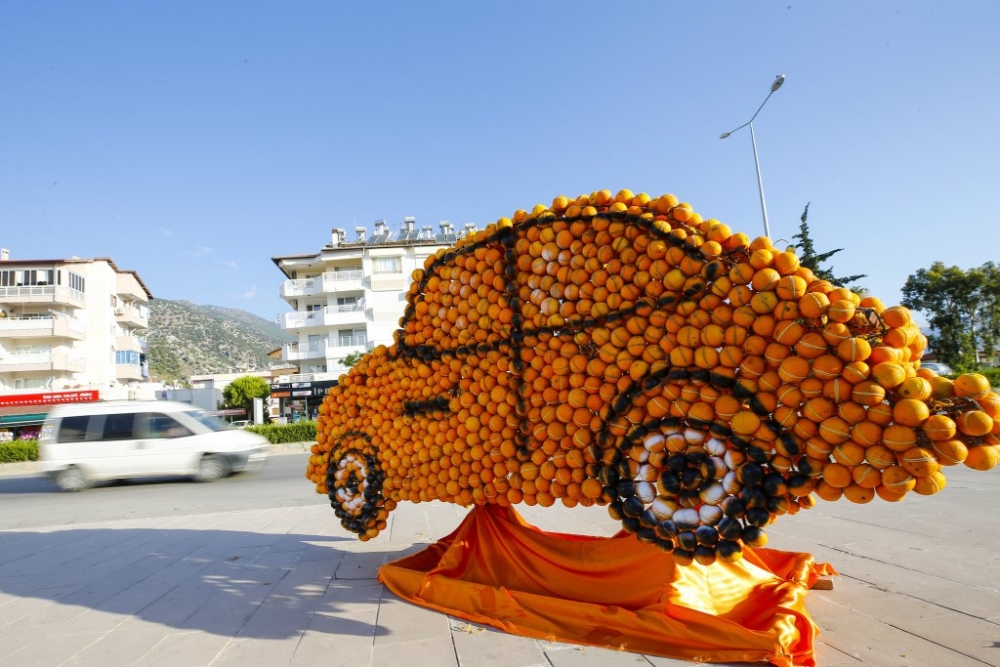 Finike’yi 50 ton portakaldan heykelle süslediler 10