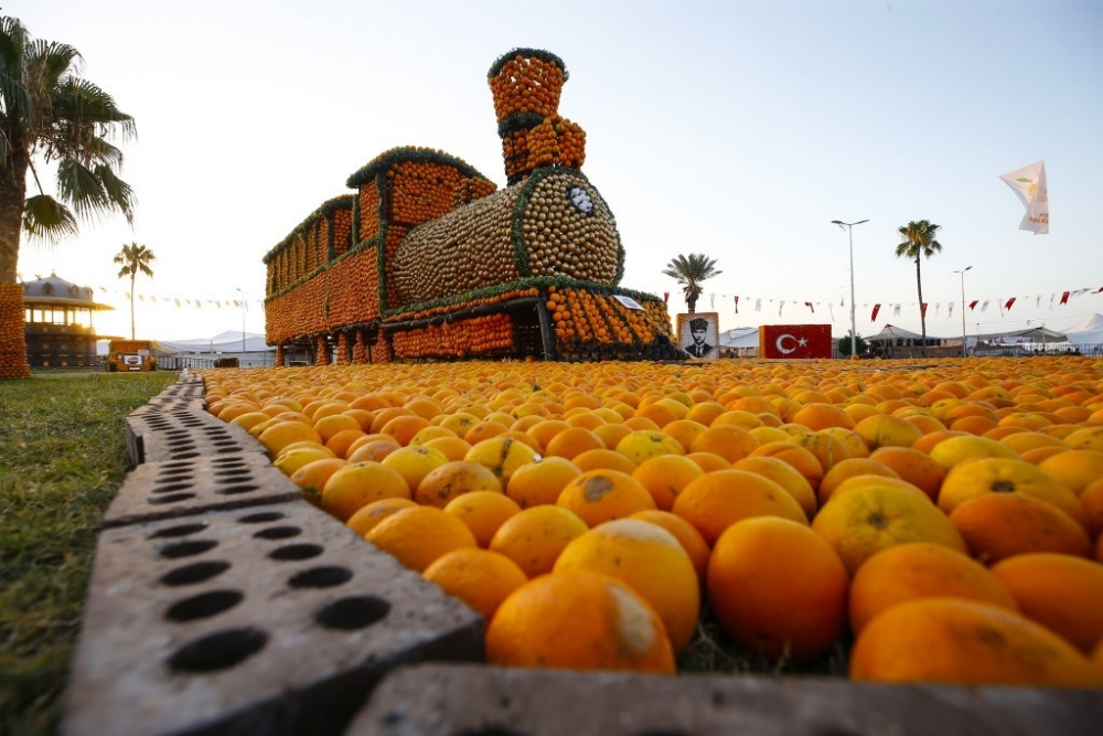 Finike’yi 50 ton portakaldan heykelle süslediler 13