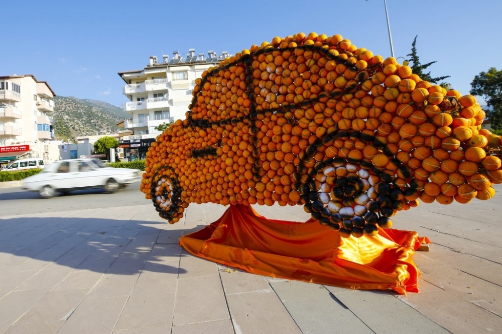 Finike’yi 50 ton portakaldan heykelle süslediler 20