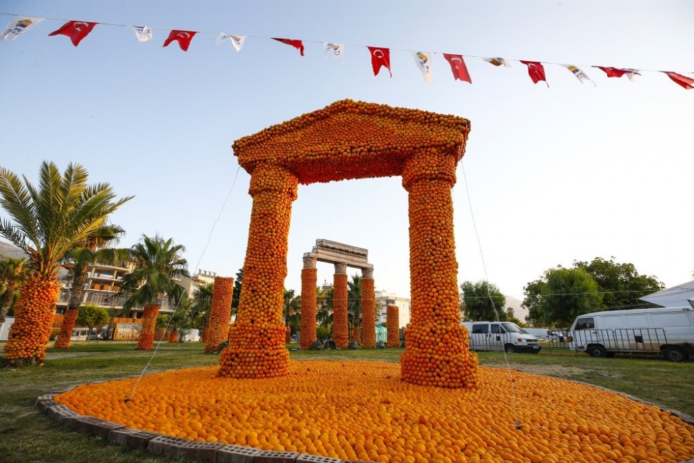 Finike’yi 50 ton portakaldan heykelle süslediler 22