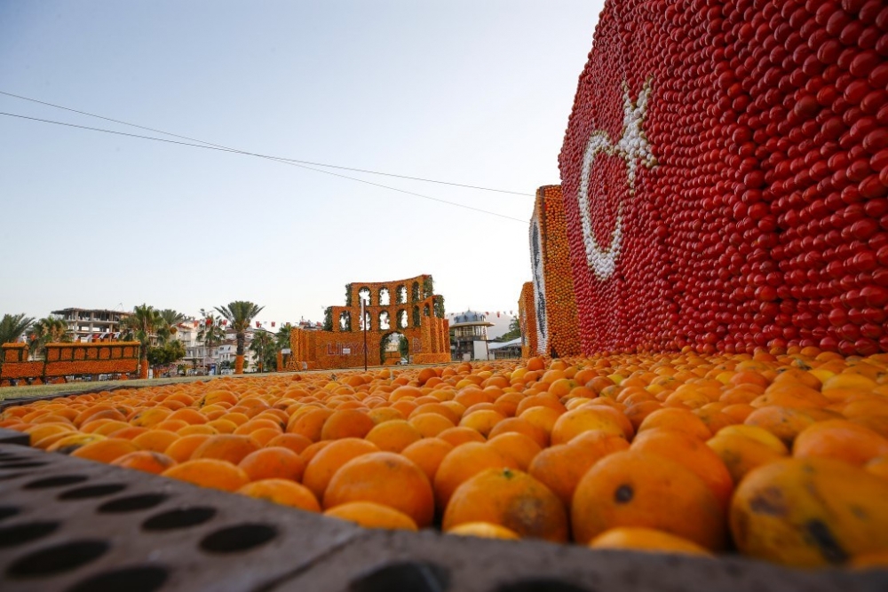 Finike’yi 50 ton portakaldan heykelle süslediler 3