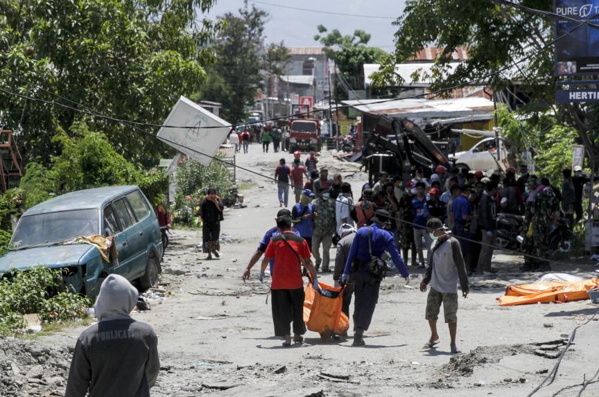 Endonezya'daki deprem ve tsunami sonrası görüntüler 11
