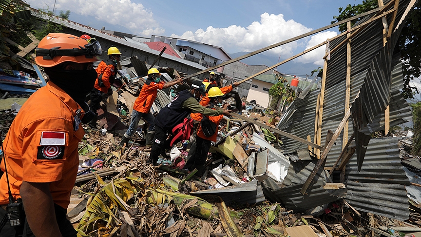 Endonezya'daki deprem ve tsunami sonrası görüntüler 4