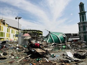 Endonezya'daki deprem ve tsunami sonrası görüntüler