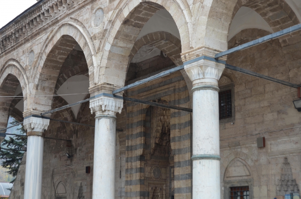 Tarihe ışık tutan 'Hatuniye Camii' 8