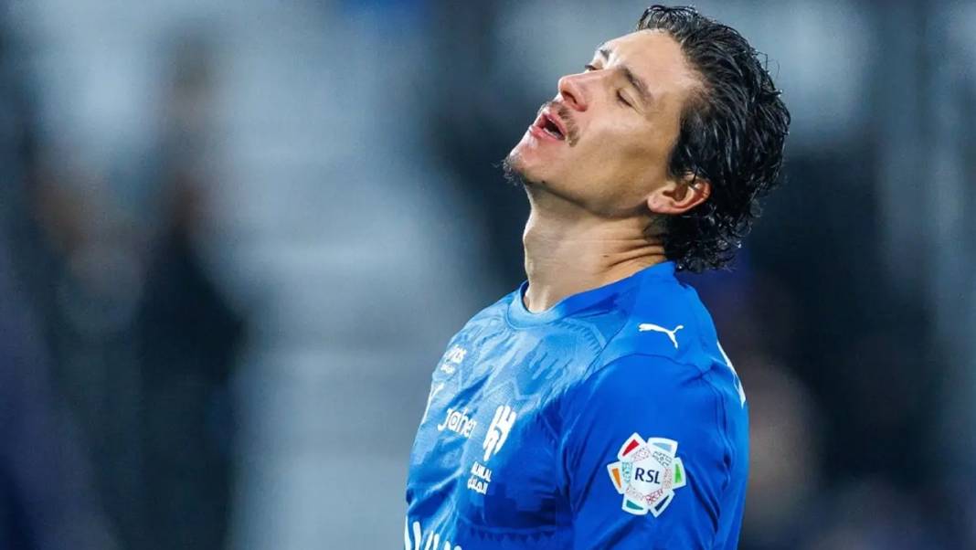 Adı Fenerbahçe ile de anılmıştı: Yıldız futbolcu kadro dışı kaldı 4