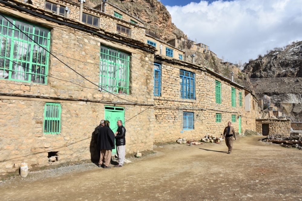 İran’ın Irak sınırındaki taş evler büyülüyor 13