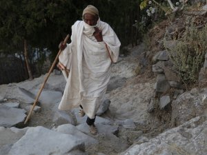 İbadet etmek için 3 bin 100 metreye tırmanıyorlar