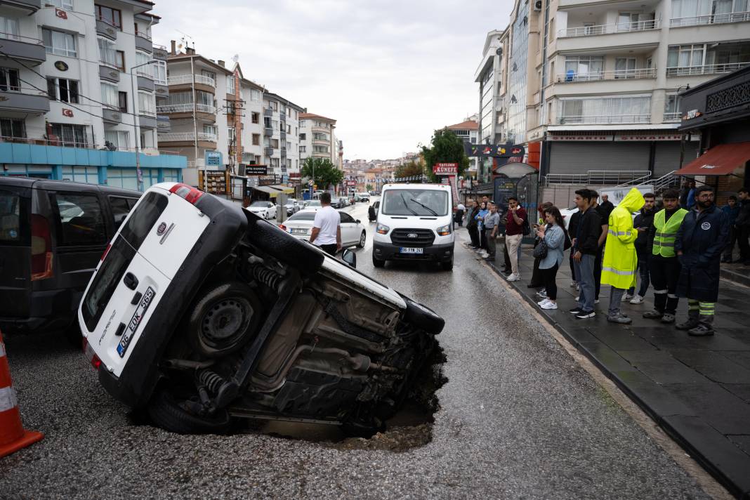 Ankara’da bir anda başlayan yağmur hayatı olumsuz etkiledi 4