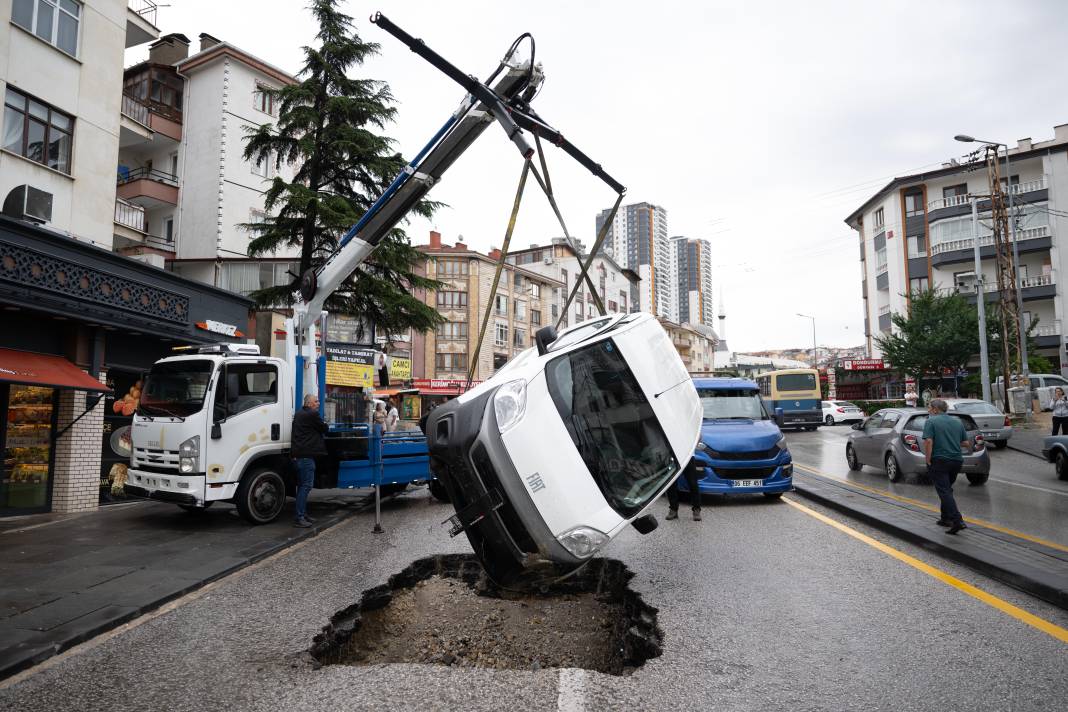 Ankara’da bir anda başlayan yağmur hayatı olumsuz etkiledi 5