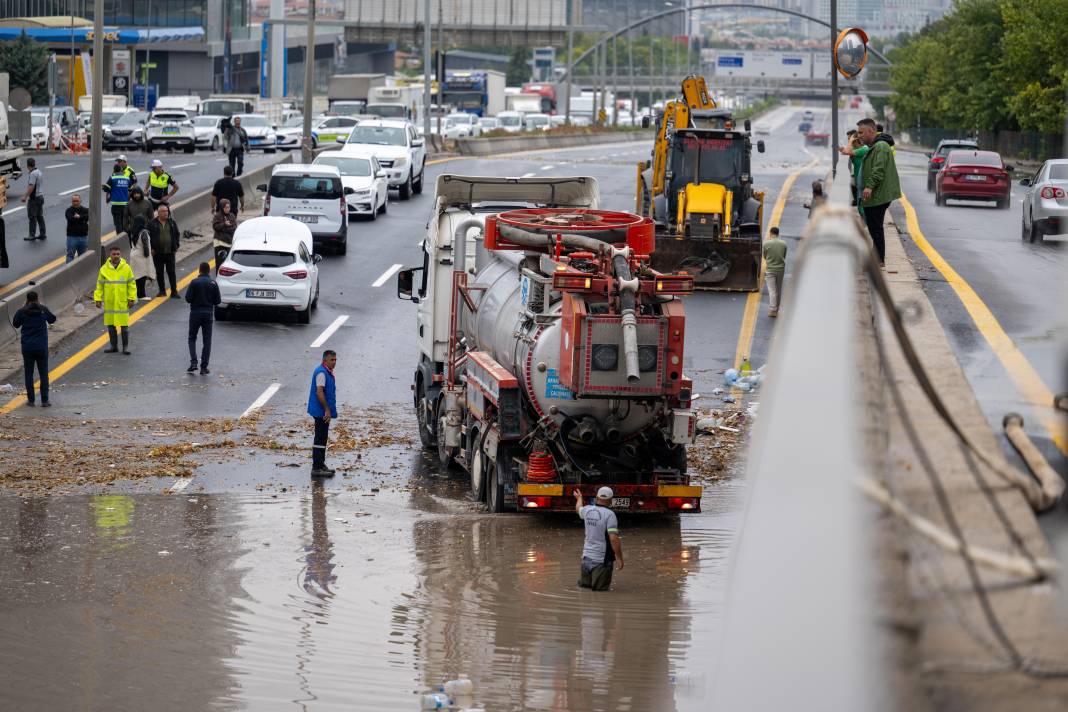 Ankara’da bir anda başlayan yağmur hayatı olumsuz etkiledi 8