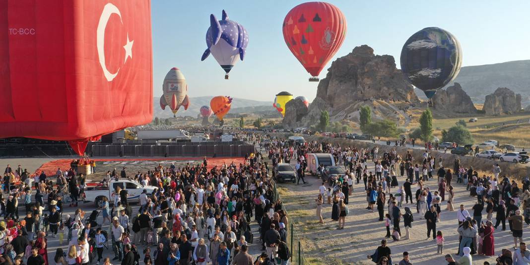 Kapadokya Balon Festivali, figürlü balonların gösteri uçuşuyla sona erdi 4