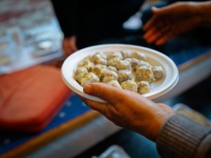 Saraybosna’nın tarihi camisinde “mahalle iftarı”