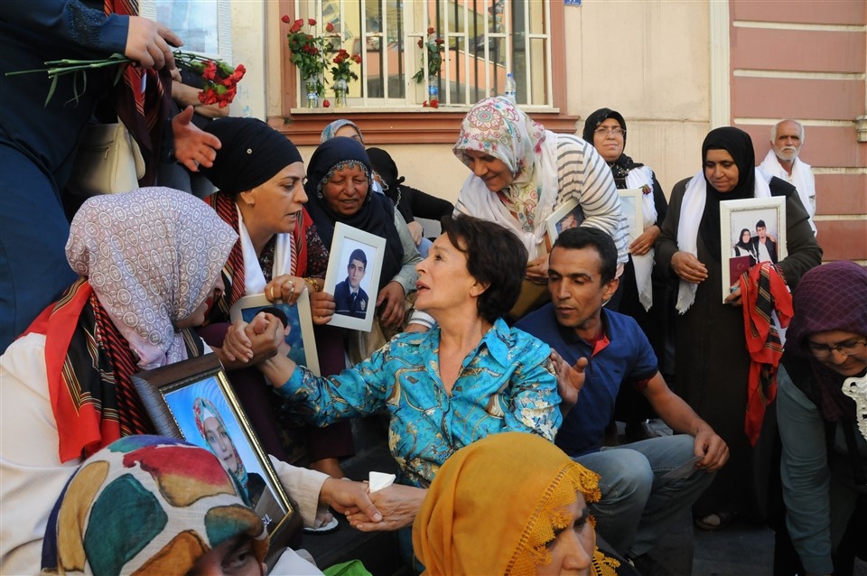 Sanatçılardan Diyarbakır annelerine destek 12