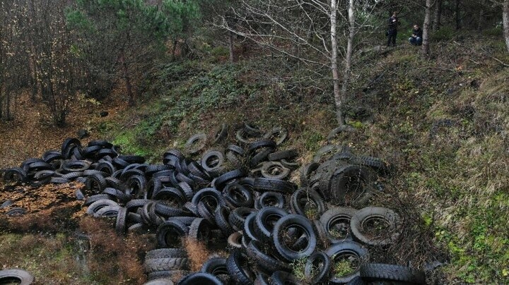 Şile’de ormana bırakılan yüzlerce otomobil lastiği havadan görüntülendi 1