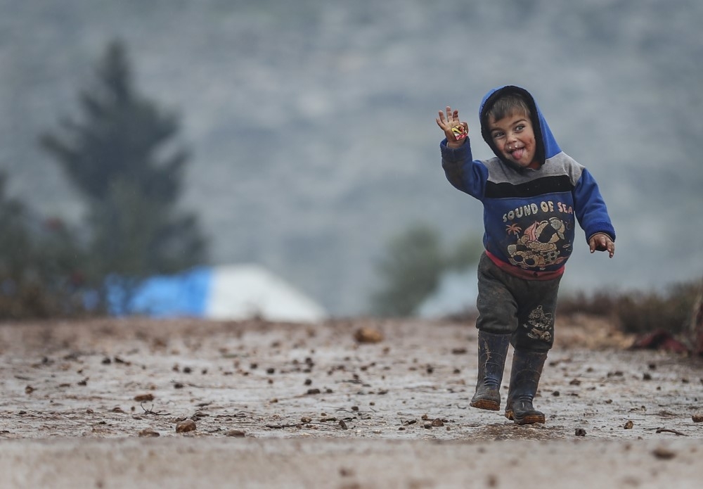 İdlib’de çamura batmış hüzünlü kampları, çocuklar neşelendiriyor 1