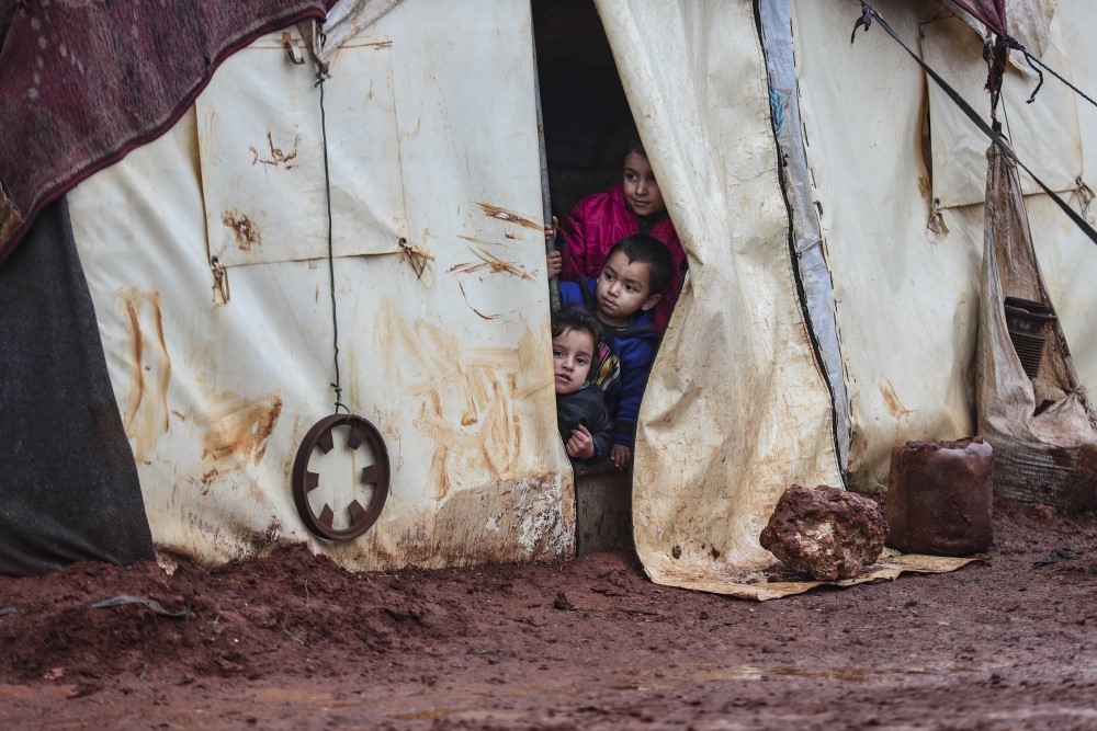 İdlib’de çamura batmış hüzünlü kampları, çocuklar neşelendiriyor 10