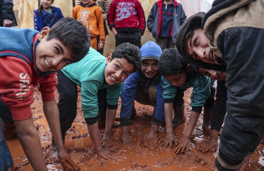 İdlib’de çamura batmış hüzünlü kampları, çocuklar neşelendiriyor 11