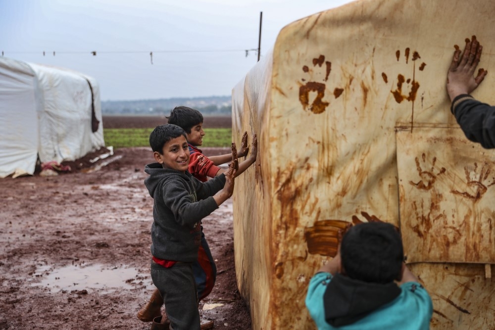 İdlib’de çamura batmış hüzünlü kampları, çocuklar neşelendiriyor 12
