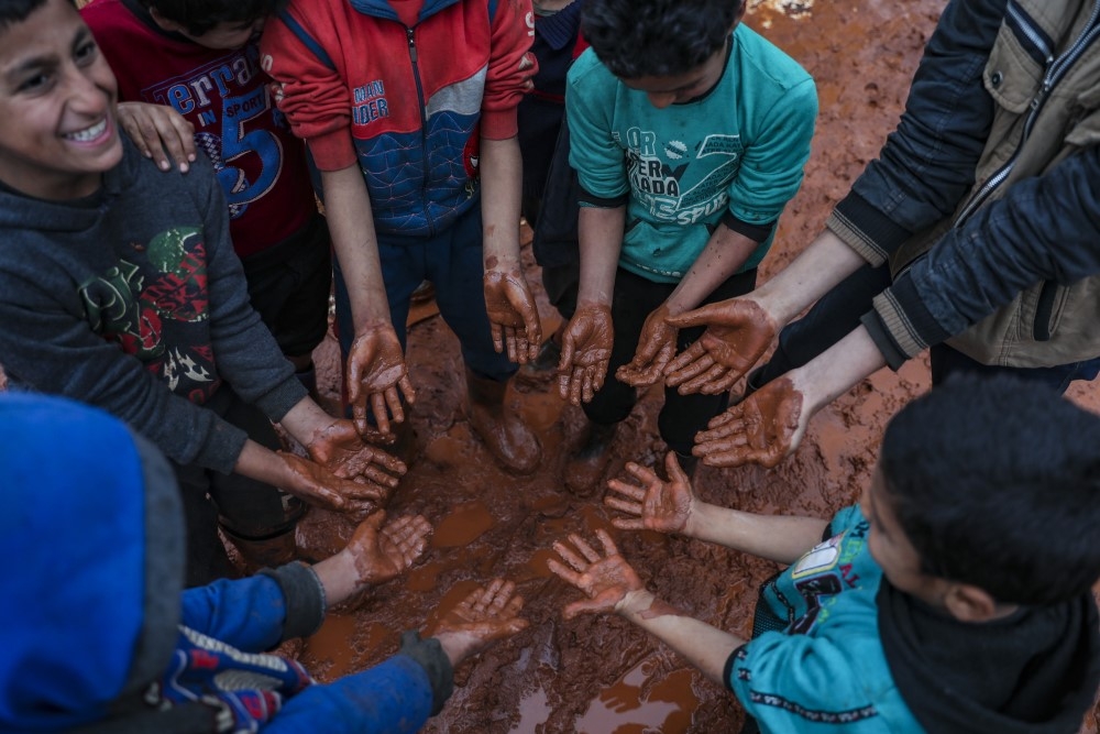 İdlib’de çamura batmış hüzünlü kampları, çocuklar neşelendiriyor 13