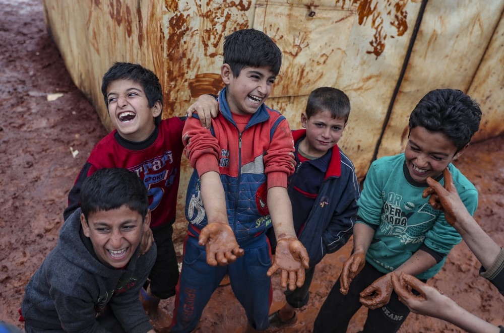 İdlib’de çamura batmış hüzünlü kampları, çocuklar neşelendiriyor 14
